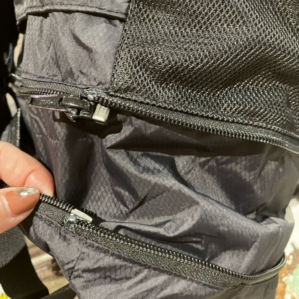 迷你小背包裡的可伸展後背包 