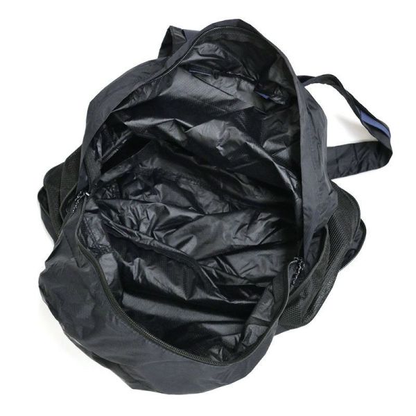 迷你小背包裡的可伸展後背包 