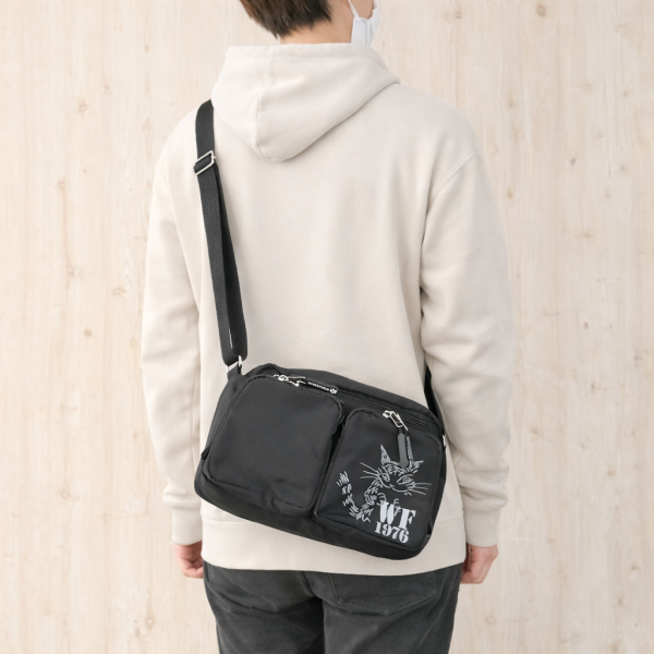 輕量防潑水肩背包 