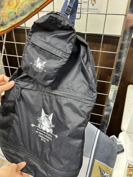 迷你小背包裡的可伸展後背包 