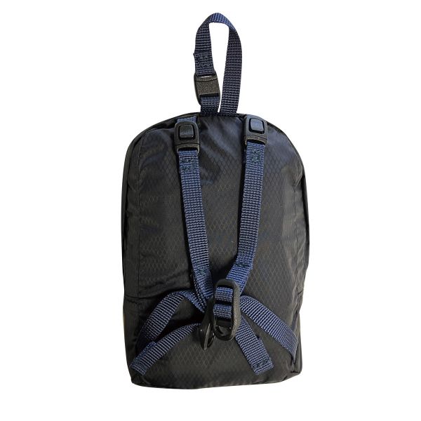 迷你小背包裡的可伸展後背包 