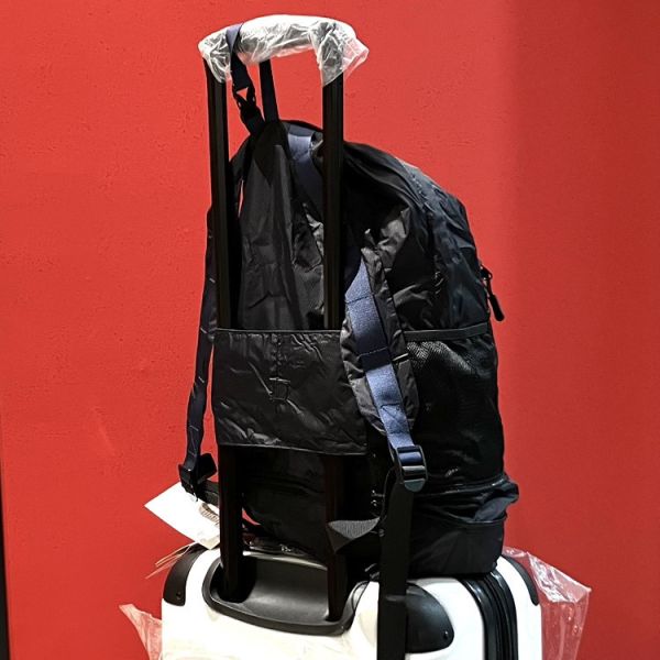 迷你小背包裡的可伸展後背包 