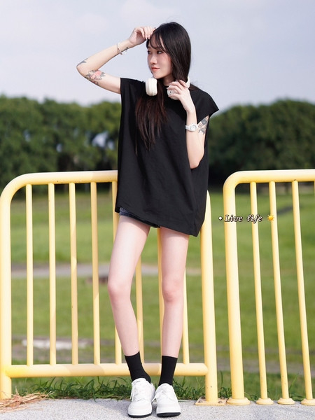 iNINE挖背寬袖素素背心 