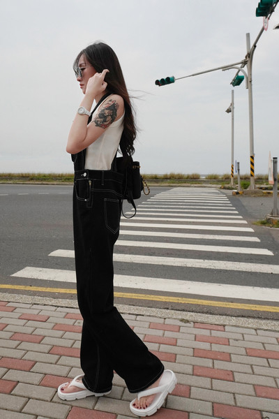 iNINE正韓小標白縫線吊帶褲 