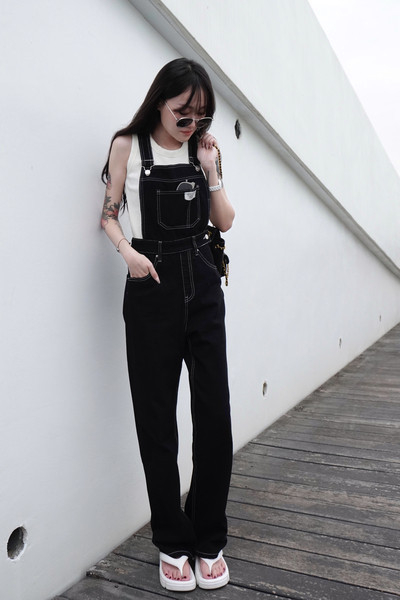 iNINE正韓小標白縫線吊帶褲 