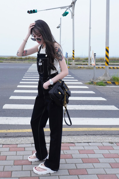 iNINE正韓小標白縫線吊帶褲 