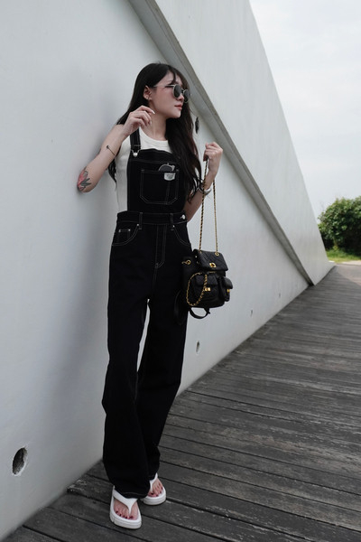 iNINE正韓小標白縫線吊帶褲 