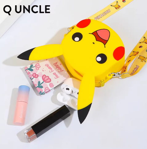 【史派克工廠】預購免運26年2月 寶可夢 皮卡丘 眨眼 大笑 矽膠 單肩包 收納包 外出包 兒童手提包 0113 寶可夢 皮卡丘 眨眼 大笑 矽膠 單肩包 收納包 外出包 兒童手提包