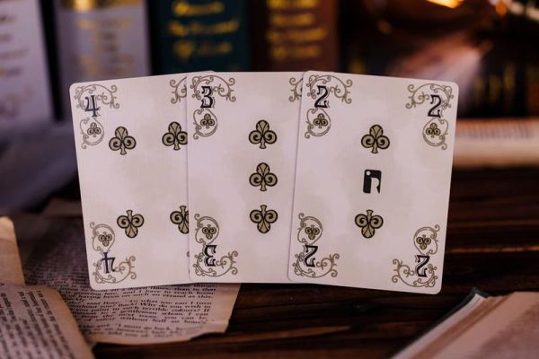 【史派克工廠】預購免運26年7月 Room One Cards 安徒生童話 撲克牌 石榴石&藍寶石 標準版 0601 Room One Cards 安徒生童話 撲克牌 石榴石&藍寶石 標準版