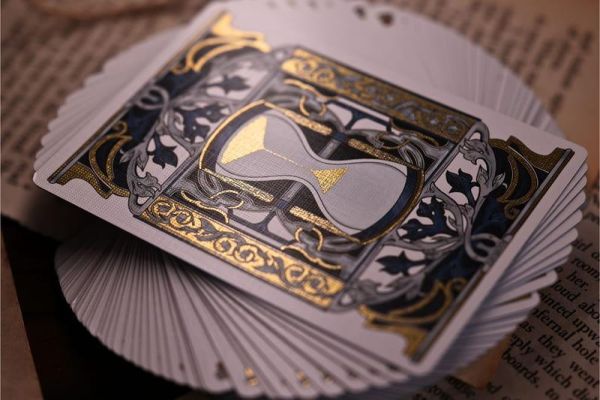 【史派克工廠】預購免運26年7月 Room One Cards 安徒生童話 撲克牌 石榴石&藍寶石 簽名版 0601 Room One Cards 安徒生童話 撲克牌 石榴石&藍寶石 簽名版