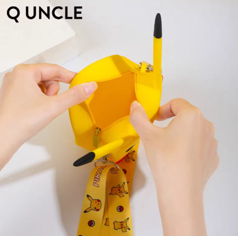 【史派克工廠】預購免運26年2月 寶可夢 皮卡丘 眨眼 大笑 矽膠 單肩包 收納包 外出包 兒童手提包 0113 寶可夢 皮卡丘 眨眼 大笑 矽膠 單肩包 收納包 外出包 兒童手提包