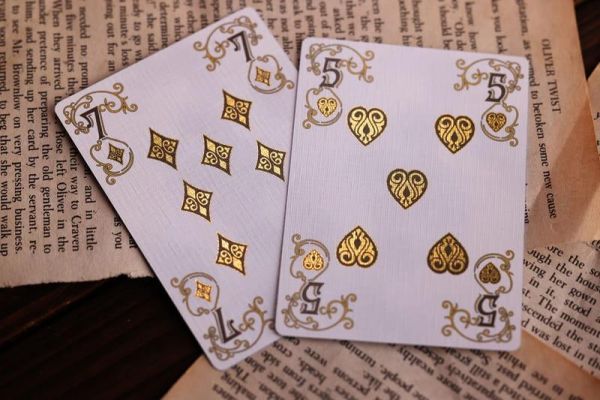 【史派克工廠】預購免運26年7月 Room One Cards 安徒生童話 撲克牌 石榴石&藍寶石 簽名版 0601 Room One Cards 安徒生童話 撲克牌 石榴石&藍寶石 簽名版