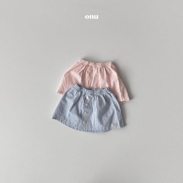 直條紋裝飾釦短裙｜2COLORS 
