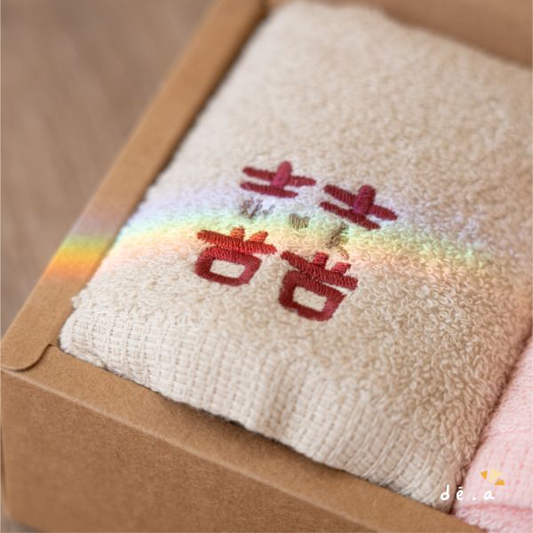 de.a 滴ㄟ【客製化刺繡毛巾】今治毛巾 客製化禮物,客製化,Q版刺繡, 刺繡漁夫帽, 刺繡帽, 客製化刺繡, diy刺繡, 客製刺繡, 電動刺繡, 客製化刺繡ptt, 客製化刺繡dcard, 客製化繡花, 帽子繡圖案, de.a, aapaint, 刺繡帽子, 漁夫帽, 寵物刺繡