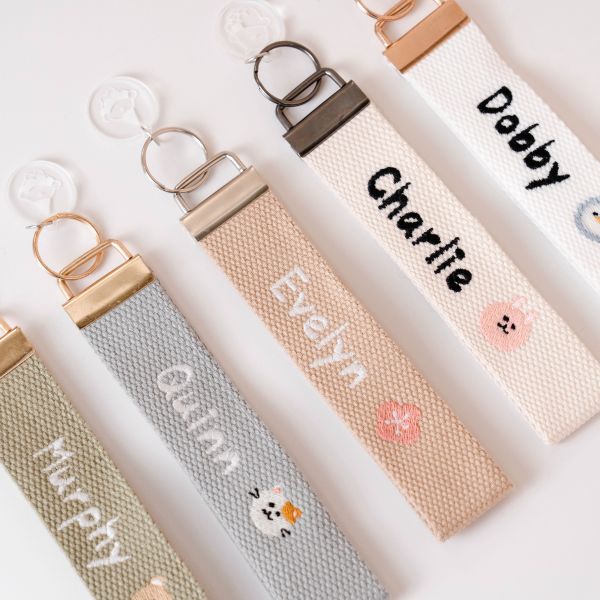 刺繡姓名織帶 姓名織帶,刺繡姓名吊牌,客製化吊牌,書包吊飾,行李吊牌,旅行吊牌,開學必備,客製禮物,畢業禮物,名牌吊飾,de.a,滴ㄟ,名字織帶,繡字吊牌,中英文刺繡吊牌,行李包吊牌,吊牌客製化,書包名條,繡字織帶,學生吊牌