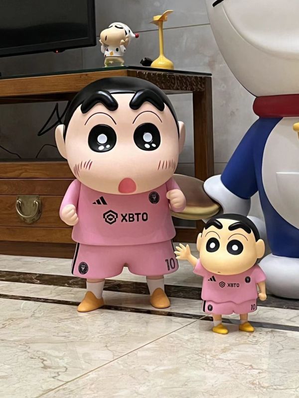 【預購】蠟筆小新 梅西小新 披風小新 X 萌萌匠 動漫,模型,玩具,gk,玩驛,火影,手辦,海賊,死神,航海王,獵人,阿拉蕾,七大罪,七龍珠,寶可夢,神奇寶貝,哥吉拉,宮崎駿,迪士尼,灌籃高手,鬼滅之日刃,一拳超人,蠟筆小新,咒術,鏈鋸人,進擊的巨人,妖精尾巴,我的英雄學院,我英,鋼鍊,鋼之煉金術師,新世紀福音戰士,EVA,間諜家家酒,Re0,漫威,dc,集美#hex#tsume#prime1#queen#tes#xm#野獸國#壽屋#數碼寶貝