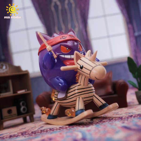 【售罄展示追加請私訊客服@toystationtw】寶可夢 搖搖馬耿鬼 X SUN studio 動漫,模型,玩具,gk,玩驛,火影,手辦,海賊,死神,航海王,獵人,阿拉蕾,七大罪,七龍珠,寶可夢,神奇寶貝,哥吉拉,宮崎駿,迪士尼,灌籃高手,鬼滅之日刃,一拳超人,蠟筆小新,咒術,鏈鋸人,進擊的巨人,妖精尾巴,我的英雄學院,我英,鋼鍊,鋼之煉金術師,新世紀福音戰士,EVA,間諜家家酒,Re0,漫威,dc,集美#hex#tsume#prime1#queen#tes#xm#野獸國#壽屋#數碼寶貝