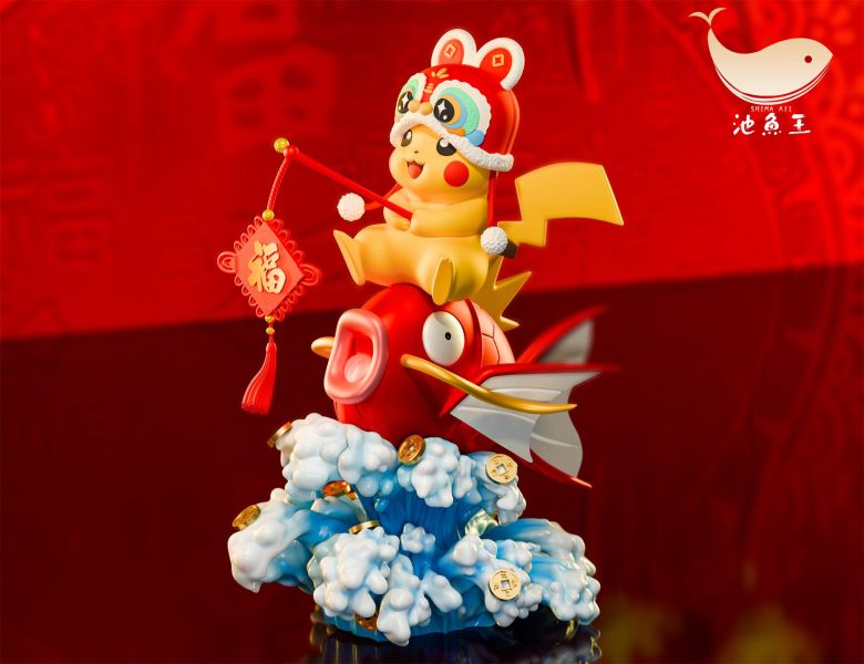 【售罄展示追加請私訊客服@toystationtw】寶可夢 招財送福皮卡丘 X 池魚王工作室 玩驛丨Toy station, GK雕像預購, GK雕像代購, GK雕像現貨, GK雕像修復, 咒術, 咒術迴戰, SCC玩具屋, 玩具給庫, NBA, 瘋公仔, 訂製雕像,模型,伯公仔,gk,玩驛,火影,夜風本舖,海賊,死神,航海王,獵人,阿拉蕾,七大罪,七龍珠,寶可夢,神奇寶貝,哥吉拉,宮崎駿,迪士尼,灌籃高手,鬼滅之刃,一拳超人,蠟筆小新,咒術,鏈鋸人,進擊的巨人,乙骨,我英