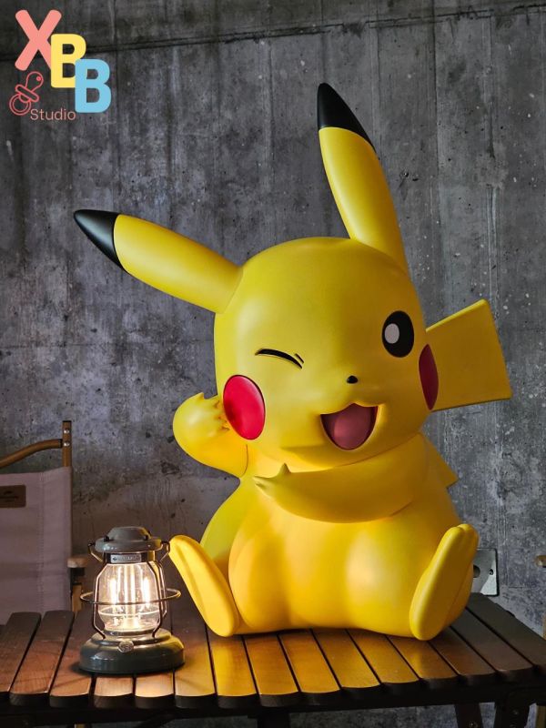 【售罄展示追加請私訊客服@toystationtw】寶可夢 一比一 皮卡丘 巨型手機充電寶 X XBB工作室 #動漫#模型#玩具#gk#玩驛#火影#手辦#海賊#死神#航海王#獵人#阿拉蕾#七大罪#七龍珠#寶可夢#神奇寶貝#哥吉拉#宮崎駿#迪士尼#灌籃高手#鬼滅之日刃#一拳超人#蠟筆小新#咒術#鏈鋸人#進擊的巨人#妖精尾巴#我的英雄學院#我英#鋼鍊#鋼之煉金術師#新世紀福音戰士#EVA#間諜家家酒#Re0#漫威#dc#集美#hex#tsume#prime1#queen#tes#xm#野獸國#壽屋#數碼寶貝