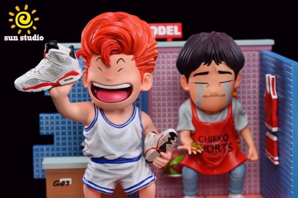 【售罄展示追加請私訊客服@toystationtw】灌籃高手 場景系類第三彈 櫻木花道買鞋 X sun studio #動漫#模型#玩具#gk#玩驛#火影#手辦#海賊#死神#航海王#獵人#阿拉蕾#七大罪#七龍珠#寶可夢#神奇寶貝#哥吉拉#宮崎駿#迪士尼#灌籃高手#鬼滅之日刃#一拳超人#蠟筆小新#咒術#鏈鋸人#進擊的巨人#妖精尾巴#我的英雄學院#我英#鋼鍊#鋼之煉金術師#新世紀福音戰士#EVA#間諜家家酒#Re0#漫威#dc#集美#hex#tsume#prime1#queen#tes#xm#野獸國#壽屋#數碼寶貝