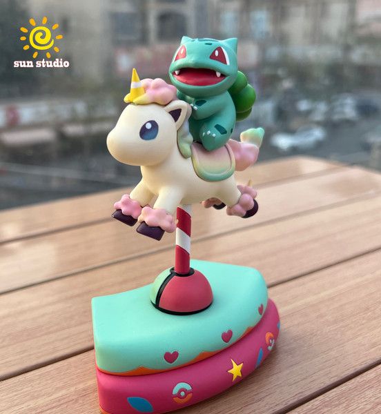 【售罄展示追加請私訊客服@toystationtw】寶可夢 遊樂園系列旋轉木馬第五&六彈妙蛙種子 & 伊布 X Sun太陽 玩驛丨Toy station, GK雕像預購, GK雕像代購, GK雕像現貨, GK雕像修復, 購物網站, 自媒體選物店, SCC玩具屋, 玩具給庫, 希模型, 瘋公仔, 訂製雕像,模型,伯公仔,gk,玩驛,火影,夜風本舖,海賊,死神,航海王,獵人,EnterBay,七大罪,七龍珠,寶可夢,神奇寶貝,哥吉拉,宮崎駿,迪士尼,灌籃高手,鬼滅之日刃,一拳超人,蠟筆小新,咒術,鏈鋸人,進擊的巨人,妖精尾
