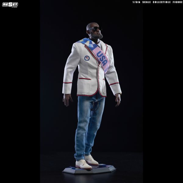 【預購】NBA 時刻系列 收藏級可動人偶 美國隊奧運詹姆斯 ( 可動眼 ) X Reset-Studio 玩驛丨Toy station, GK雕像預購, GK雕像代購, GK雕像現貨, GK雕像修復, 咒術, 咒術迴戰, SCC玩具屋, 玩具給庫, NBA, 瘋公仔, 訂製雕像,模型,伯公仔,gk,玩驛,火影,夜風本舖,海賊,死神,航海王,獵人,阿拉蕾,七大罪,七龍珠,寶可夢,神奇寶貝,哥吉拉,宮崎駿,迪士尼,灌籃高手,鬼滅之刃,一拳超人,蠟筆小新,咒術,鏈鋸人,進擊的巨人,乙骨,我英