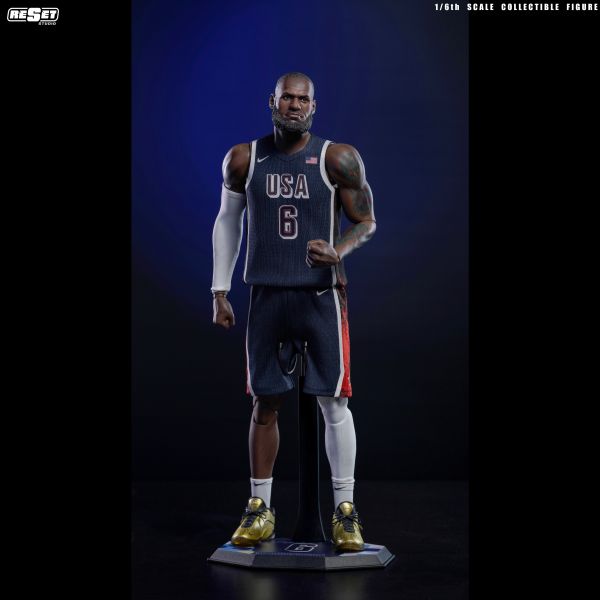 【預購】NBA 時刻系列 收藏級可動人偶 美國隊奧運詹姆斯 ( 可動眼 ) X Reset-Studio 玩驛丨Toy station, GK雕像預購, GK雕像代購, GK雕像現貨, GK雕像修復, 咒術, 咒術迴戰, SCC玩具屋, 玩具給庫, NBA, 瘋公仔, 訂製雕像,模型,伯公仔,gk,玩驛,火影,夜風本舖,海賊,死神,航海王,獵人,阿拉蕾,七大罪,七龍珠,寶可夢,神奇寶貝,哥吉拉,宮崎駿,迪士尼,灌籃高手,鬼滅之刃,一拳超人,蠟筆小新,咒術,鏈鋸人,進擊的巨人,乙骨,我英