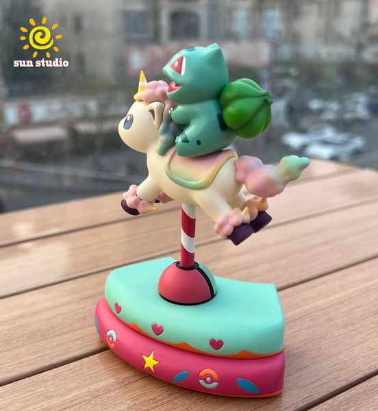 【售罄展示追加請私訊客服@toystationtw】寶可夢 遊樂園系列旋轉木馬第五&六彈妙蛙種子 & 伊布 X Sun太陽 玩驛丨Toy station, GK雕像預購, GK雕像代購, GK雕像現貨, GK雕像修復, 購物網站, 自媒體選物店, SCC玩具屋, 玩具給庫, 希模型, 瘋公仔, 訂製雕像,模型,伯公仔,gk,玩驛,火影,夜風本舖,海賊,死神,航海王,獵人,EnterBay,七大罪,七龍珠,寶可夢,神奇寶貝,哥吉拉,宮崎駿,迪士尼,灌籃高手,鬼滅之日刃,一拳超人,蠟筆小新,咒術,鏈鋸人,進擊的巨人,妖精尾