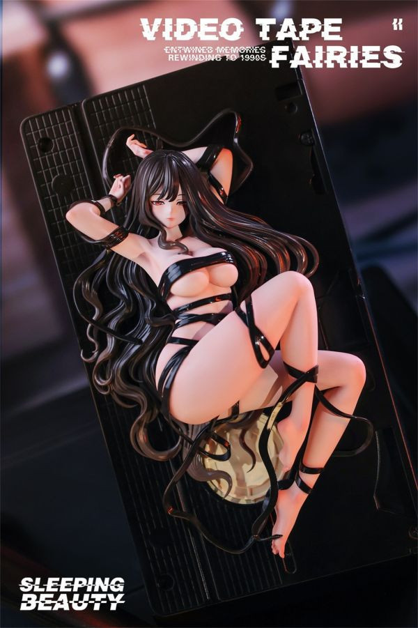 【預購】沉睡魔咒-錄像帶少女 X WeArtDoing 玩驛丨Toy station, GK雕像預購, GK雕像代購, GK雕像現貨, GK雕像修復, 咒術, 咒術迴戰, SCC玩具屋, 玩具給庫, NBA, 瘋公仔, 訂製雕像,模型,伯公仔,gk,玩驛,火影,夜風本舖,海賊,死神,航海王,獵人,阿拉蕾,七大罪,七龍珠,寶可夢,神奇寶貝,哥吉拉,宮崎駿,迪士尼,灌籃高手,鬼滅之刃,一拳超人,蠟筆小新,咒術,鏈鋸人,進擊的巨人,乙骨,我英