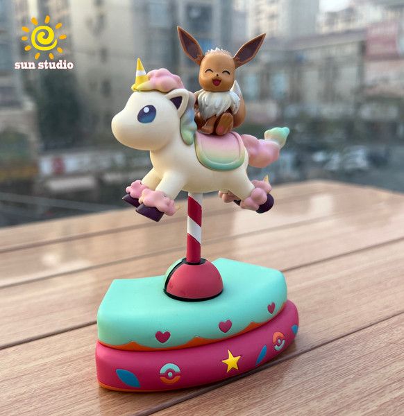 【售罄展示追加請私訊客服@toystationtw】寶可夢 遊樂園系列旋轉木馬第五&六彈妙蛙種子 & 伊布 X Sun太陽 玩驛丨Toy station, GK雕像預購, GK雕像代購, GK雕像現貨, GK雕像修復, 購物網站, 自媒體選物店, SCC玩具屋, 玩具給庫, 希模型, 瘋公仔, 訂製雕像,模型,伯公仔,gk,玩驛,火影,夜風本舖,海賊,死神,航海王,獵人,EnterBay,七大罪,七龍珠,寶可夢,神奇寶貝,哥吉拉,宮崎駿,迪士尼,灌籃高手,鬼滅之日刃,一拳超人,蠟筆小新,咒術,鏈鋸人,進擊的巨人,妖精尾