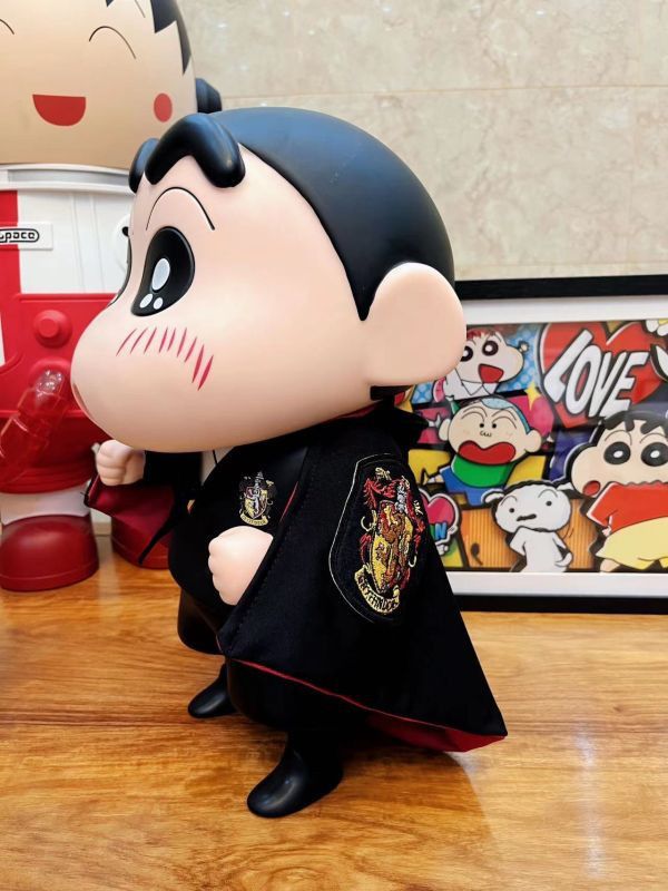 【預購】蠟筆小新 梅西小新 披風小新 X 萌萌匠 動漫,模型,玩具,gk,玩驛,火影,手辦,海賊,死神,航海王,獵人,阿拉蕾,七大罪,七龍珠,寶可夢,神奇寶貝,哥吉拉,宮崎駿,迪士尼,灌籃高手,鬼滅之日刃,一拳超人,蠟筆小新,咒術,鏈鋸人,進擊的巨人,妖精尾巴,我的英雄學院,我英,鋼鍊,鋼之煉金術師,新世紀福音戰士,EVA,間諜家家酒,Re0,漫威,dc,集美#hex#tsume#prime1#queen#tes#xm#野獸國#壽屋#數碼寶貝