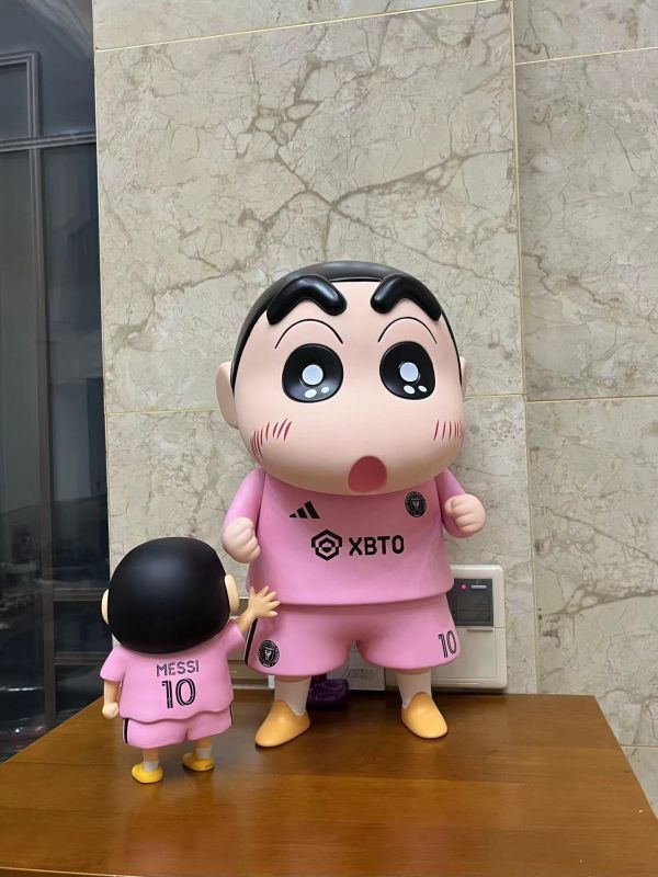 【預購】蠟筆小新 梅西小新 披風小新 X 萌萌匠 動漫,模型,玩具,gk,玩驛,火影,手辦,海賊,死神,航海王,獵人,阿拉蕾,七大罪,七龍珠,寶可夢,神奇寶貝,哥吉拉,宮崎駿,迪士尼,灌籃高手,鬼滅之日刃,一拳超人,蠟筆小新,咒術,鏈鋸人,進擊的巨人,妖精尾巴,我的英雄學院,我英,鋼鍊,鋼之煉金術師,新世紀福音戰士,EVA,間諜家家酒,Re0,漫威,dc,集美#hex#tsume#prime1#queen#tes#xm#野獸國#壽屋#數碼寶貝