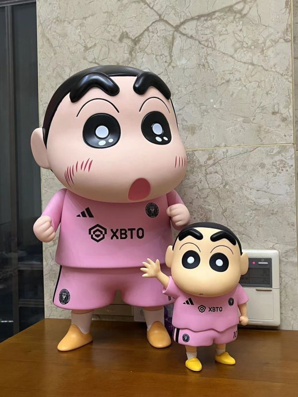 【預購】蠟筆小新 梅西小新 披風小新 X 萌萌匠 動漫,模型,玩具,gk,玩驛,火影,手辦,海賊,死神,航海王,獵人,阿拉蕾,七大罪,七龍珠,寶可夢,神奇寶貝,哥吉拉,宮崎駿,迪士尼,灌籃高手,鬼滅之日刃,一拳超人,蠟筆小新,咒術,鏈鋸人,進擊的巨人,妖精尾巴,我的英雄學院,我英,鋼鍊,鋼之煉金術師,新世紀福音戰士,EVA,間諜家家酒,Re0,漫威,dc,集美#hex#tsume#prime1#queen#tes#xm#野獸國#壽屋#數碼寶貝