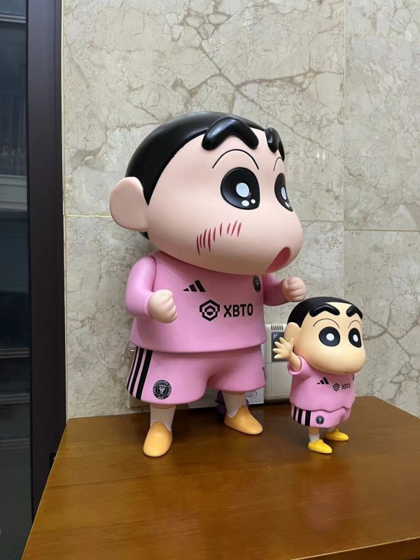 【預購】蠟筆小新 梅西小新 披風小新 X 萌萌匠 動漫,模型,玩具,gk,玩驛,火影,手辦,海賊,死神,航海王,獵人,阿拉蕾,七大罪,七龍珠,寶可夢,神奇寶貝,哥吉拉,宮崎駿,迪士尼,灌籃高手,鬼滅之日刃,一拳超人,蠟筆小新,咒術,鏈鋸人,進擊的巨人,妖精尾巴,我的英雄學院,我英,鋼鍊,鋼之煉金術師,新世紀福音戰士,EVA,間諜家家酒,Re0,漫威,dc,集美#hex#tsume#prime1#queen#tes#xm#野獸國#壽屋#數碼寶貝