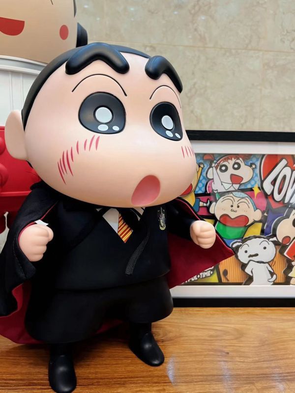 【預購】蠟筆小新 梅西小新 披風小新 X 萌萌匠 動漫,模型,玩具,gk,玩驛,火影,手辦,海賊,死神,航海王,獵人,阿拉蕾,七大罪,七龍珠,寶可夢,神奇寶貝,哥吉拉,宮崎駿,迪士尼,灌籃高手,鬼滅之日刃,一拳超人,蠟筆小新,咒術,鏈鋸人,進擊的巨人,妖精尾巴,我的英雄學院,我英,鋼鍊,鋼之煉金術師,新世紀福音戰士,EVA,間諜家家酒,Re0,漫威,dc,集美#hex#tsume#prime1#queen#tes#xm#野獸國#壽屋#數碼寶貝