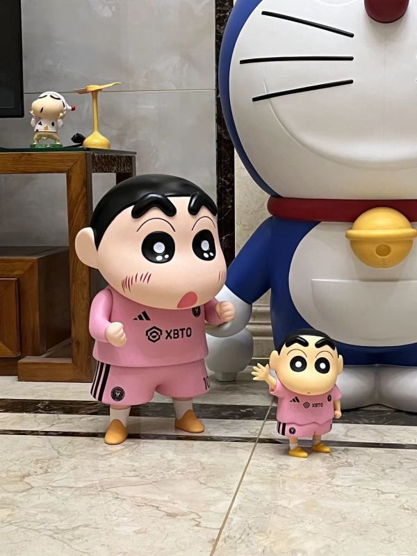 【預購】蠟筆小新 梅西小新 披風小新 X 萌萌匠 動漫,模型,玩具,gk,玩驛,火影,手辦,海賊,死神,航海王,獵人,阿拉蕾,七大罪,七龍珠,寶可夢,神奇寶貝,哥吉拉,宮崎駿,迪士尼,灌籃高手,鬼滅之日刃,一拳超人,蠟筆小新,咒術,鏈鋸人,進擊的巨人,妖精尾巴,我的英雄學院,我英,鋼鍊,鋼之煉金術師,新世紀福音戰士,EVA,間諜家家酒,Re0,漫威,dc,集美#hex#tsume#prime1#queen#tes#xm#野獸國#壽屋#數碼寶貝