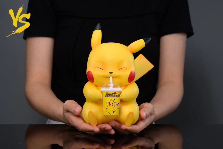 【售罄展示追加請私訊客服@toystationtw】寶可夢 超大奶茶皮卡丘 寶可夢奶茶系列 X VS模玩 動漫,模型,玩具,gk,玩驛,火影,手辦,海賊,死神,航海王,獵人,阿拉蕾,七大罪,七龍珠,寶可夢,神奇寶貝,哥吉拉,宮崎駿,迪士尼,灌籃高手,鬼滅之日刃,一拳超人,蠟筆小新,咒術,鏈鋸人,進擊的巨人,妖精尾巴,我的英雄學院,我英,鋼鍊,鋼之煉金術師,新世紀福音戰士,EVA,間諜家家酒,Re0,漫威,dc,集美#hex#tsume#prime1#queen#tes#xm#野獸國#壽屋#數碼寶貝