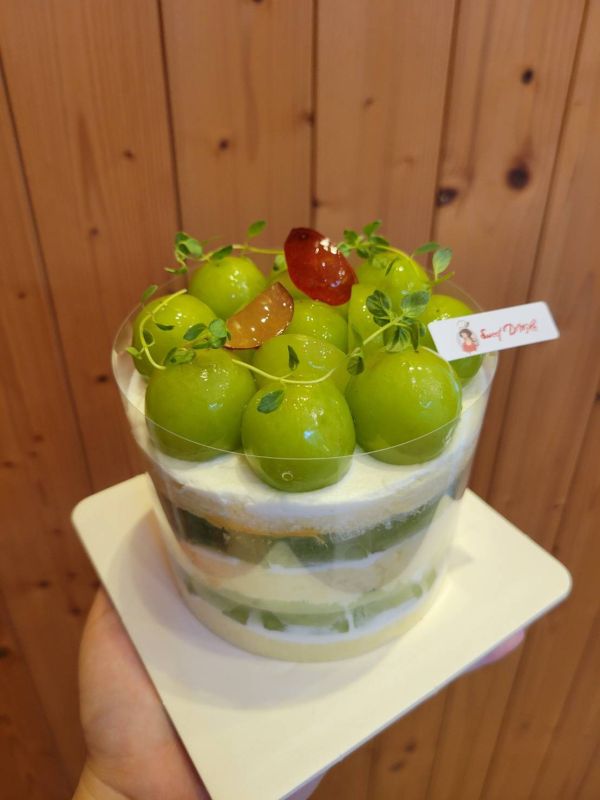 原味綠葡萄-戚風裸蛋糕(4／6／８吋)$550-$1750 彌月禮盒/喜餅/送禮盒/手工餅乾