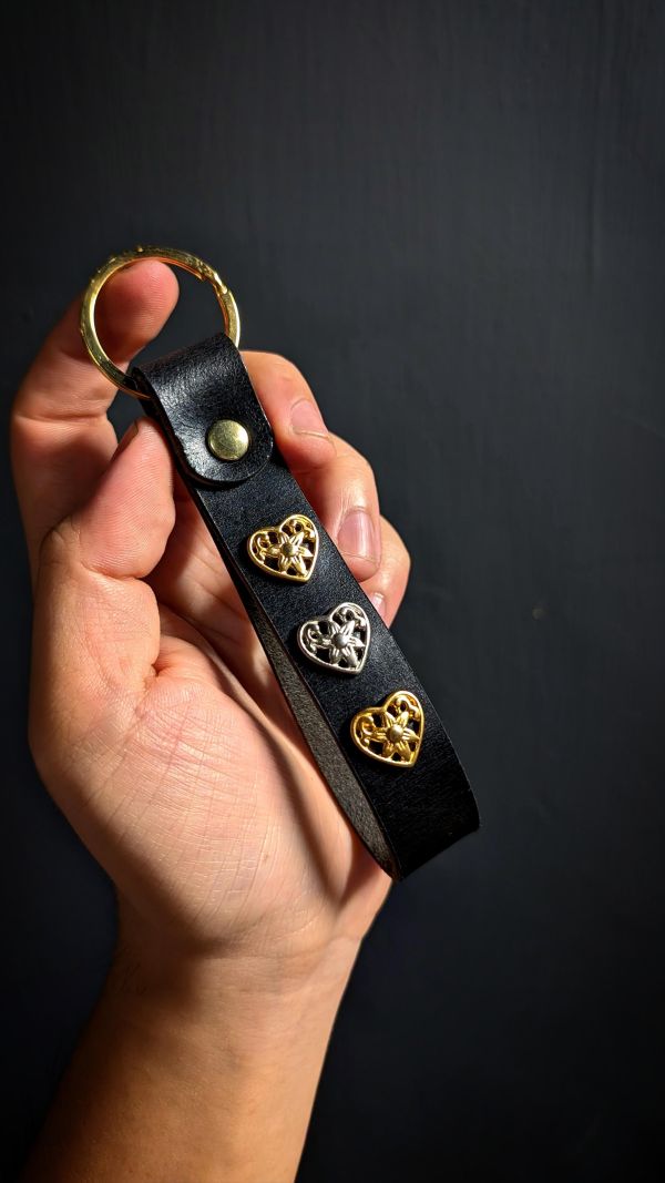 雙色雕花愛心吊飾 