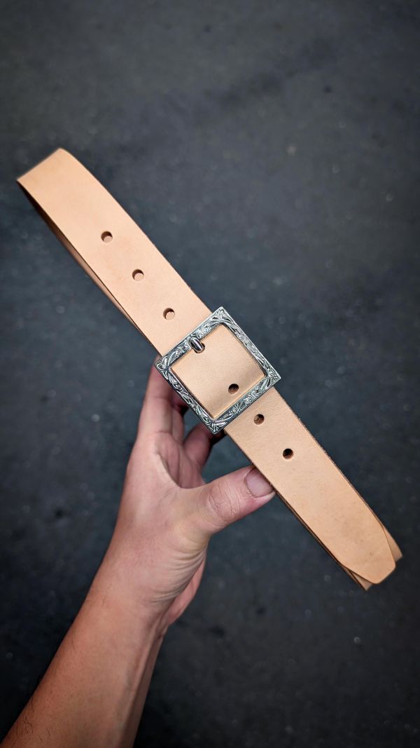 32mm絕版亮銀刻花日型頭植鞣革皮帶 