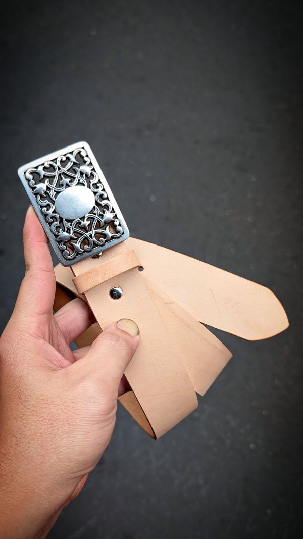 3.8公分寬亮銀鏤空雕花原色植鞣革皮帶 