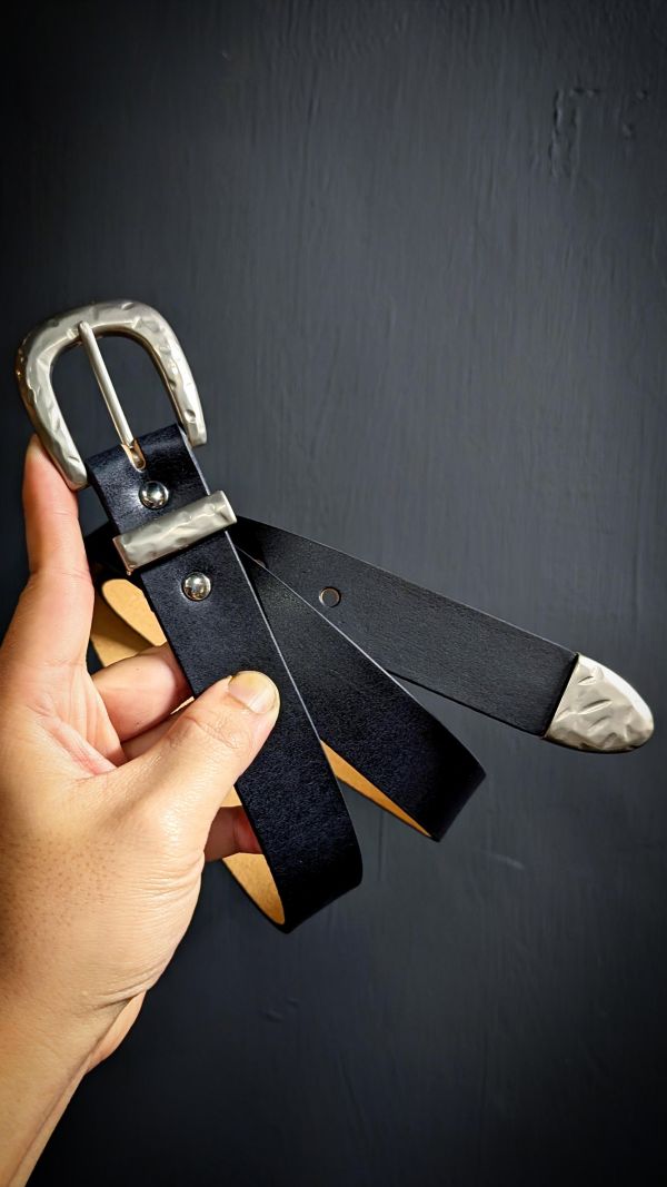 3公分寬絕版的霧銀刻紋三件式黑色植鞣革皮帶 