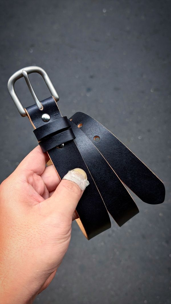 樸實的3公分寬霧銀頭植鞣黑皮帶 