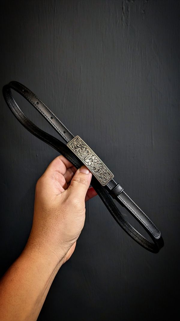 1.5公分寬絕版的鍍純銀雕花頭黑色軟皮帶 