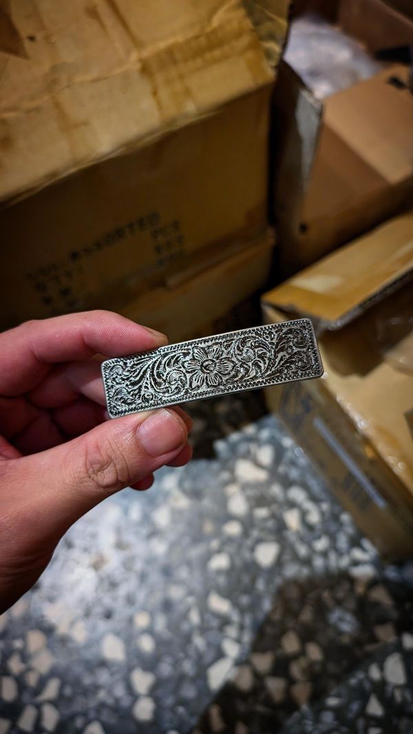 1.5公分寬絕版的鍍純銀雕花頭黑色軟皮帶 