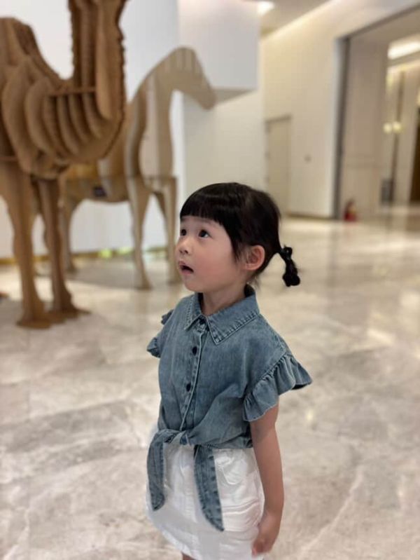 夏天必須要擁有一件軟綿綿短版牛仔棉綁結上衣 