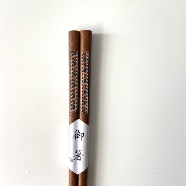 雕刻的木頭筷子 