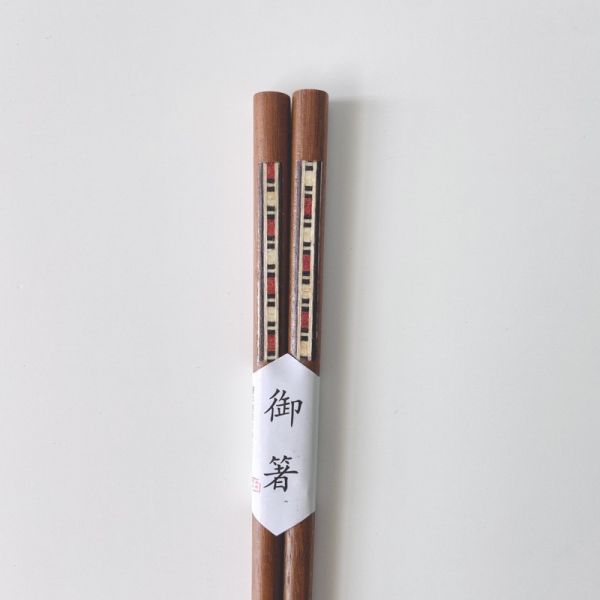雕刻的木頭筷子 