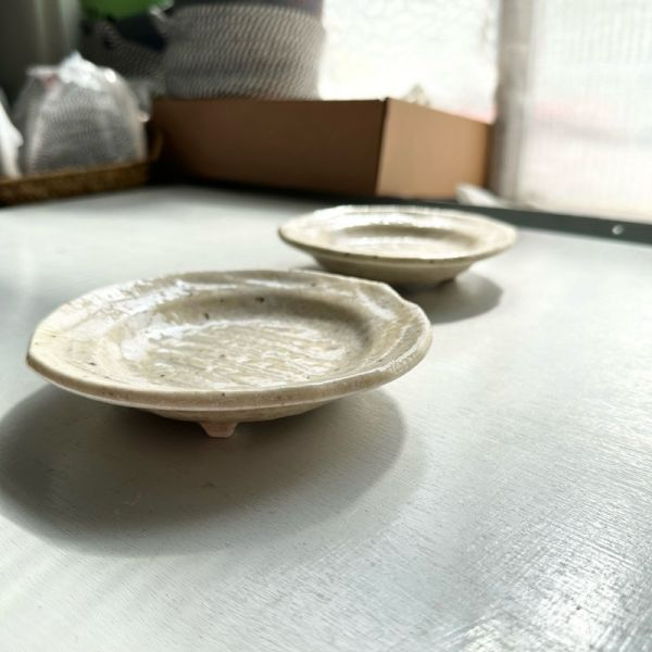 日本製/米黃釉三足底小盤 