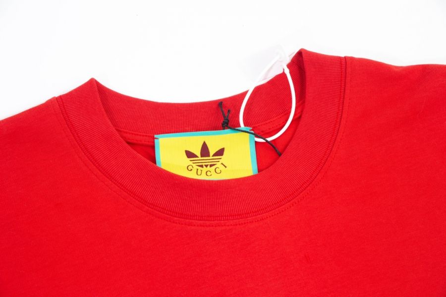 Adidas x Gucci 「adidas Theatrum Catoptricum Polydicticum Gucci」印花(紅) 